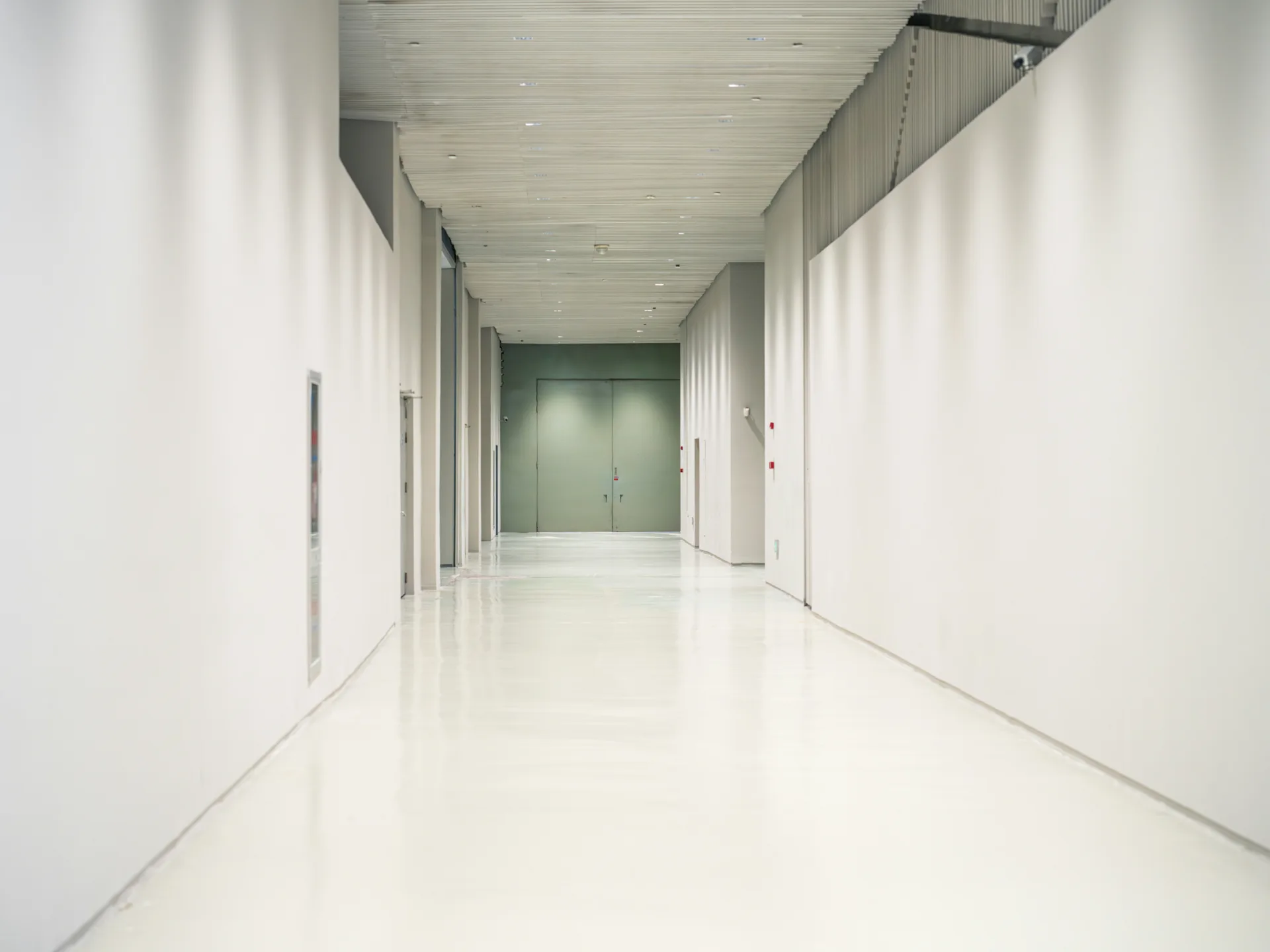 white epoxy commercial floor in a Oshawa corridor