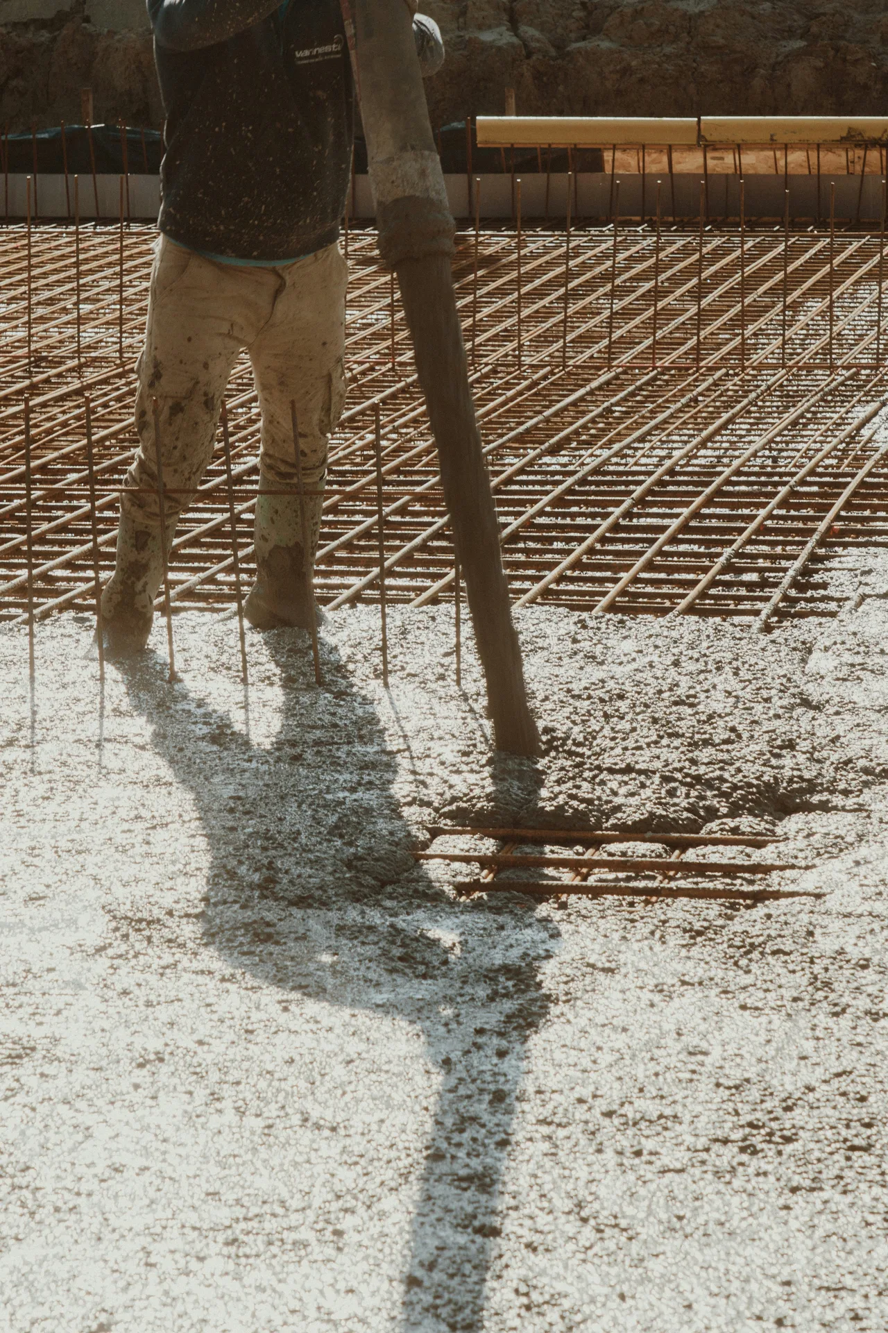 concrete pump hose placing concrete over a Oshawa rebar mat
