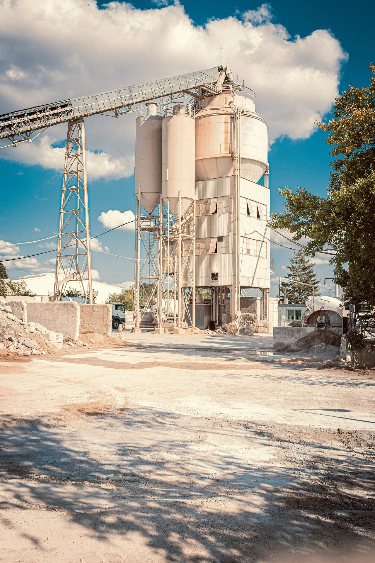 ready-mix batching plant silos serving Oshawa